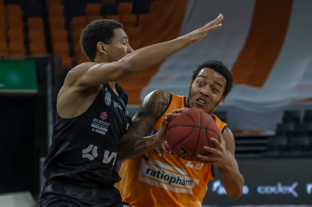 他展现了在 他展现了在